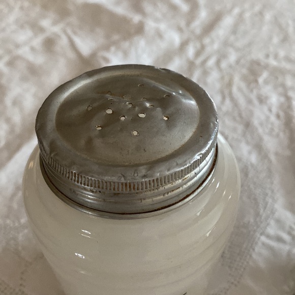 Vintage Salt ‘n Pepper Set - Picture 3 of 5